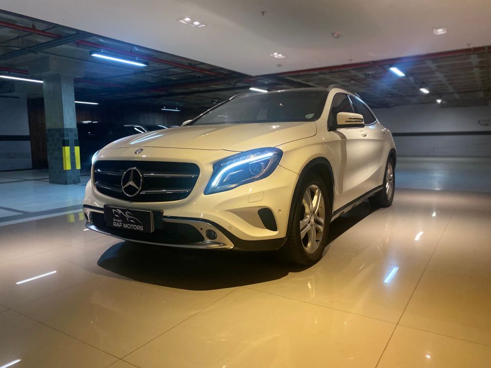 Mercedes-Benz GLA 200 — foto 1 de 14