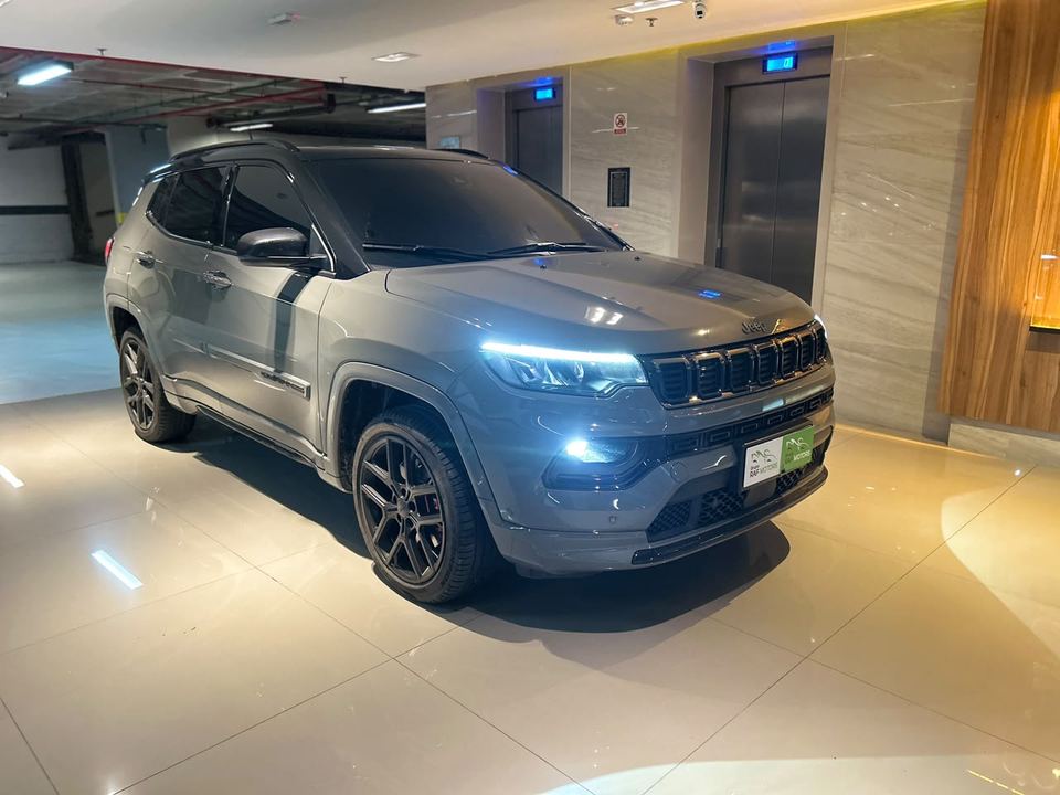 Jeep Compass Black Hawk — foto 1 de 16